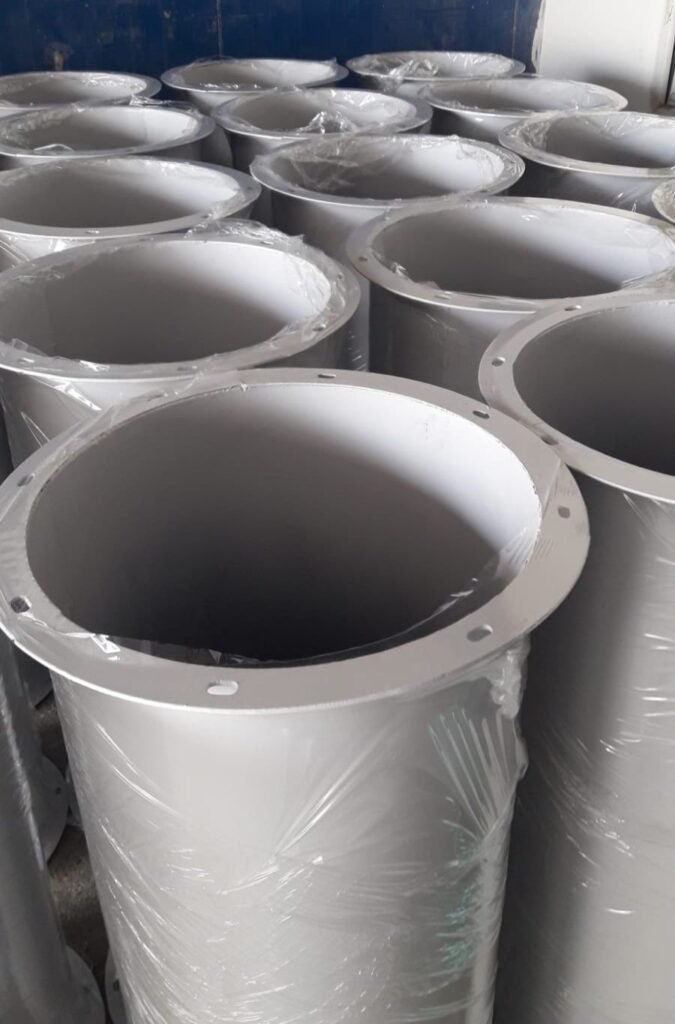 Endüstriyel tesiste montajı yapılmış flanşlı akış boruları – havalandırma ve toz transfer hattı uygulaması