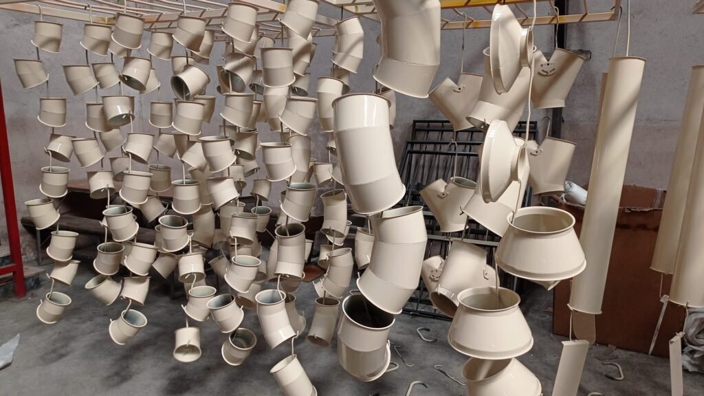 Aktaş Havalandırma özel boyalı ve farklı açılarda üretilen endüstriyel akış borusu aksamları